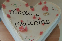 Großes Cremeherz für Hochzeit